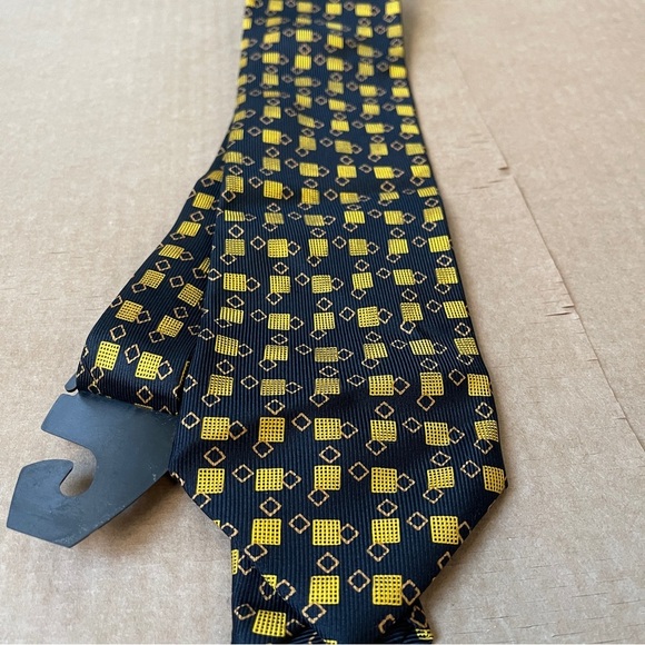 Brioni Roma Black and Gold Geometric Tie - Picture 2 of 9